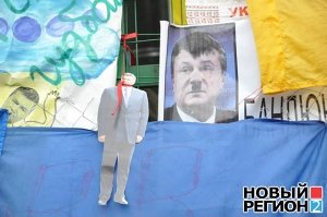 Ёлку на Майдане продолжают украшать политическими лозунгами