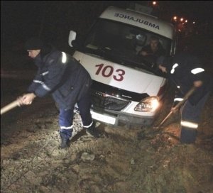 В Симферополе спасатели вытянули из грязи две машины скорой помощи и катафалк