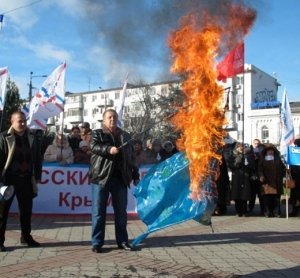 На митинге русских организаций в Симферополе сожгли флаг Евросоюза