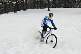 В Гаспре по снегу гоняли десятки велосипедистов