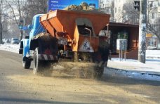 За сутки на дороги Симферополя высыпали 130 тонн песка и соли