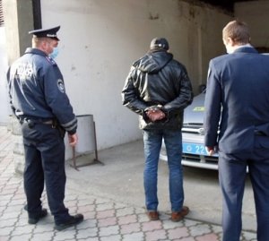 На вокзале в Столице Крыма разбойник ударил женщину вилкой в глаз