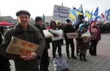 Крымчане собрали еду и теплые вещи в поддержку участников митинга в Киеве