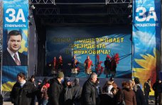 В Симферополе состоялся новый митинг в поддержку Президента Украины