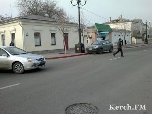 В Керчи из-за машин у тротуара столкнулись две легковушки
