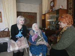 103-летнюю жительницу села Табачное поздравили с Днем Святого Николая