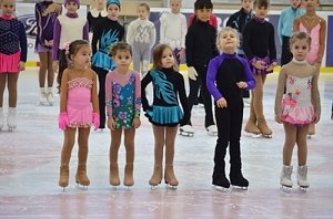 В Столице Крыма прошёл детский турнир зимних видов спорта «На приз Деда Мороза»