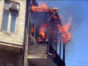 В Алуште из горящей многоэтажки вынесли живого мужчину