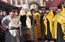 В Столице Крыма провели молебен у рождественского вертепа
