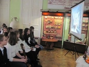 Школьники Керчи побывали в музее на новогодней выставке