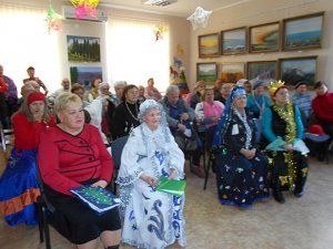 Алуштинские пенсионеры танцуют и поют