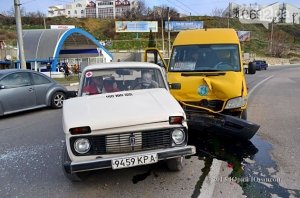 В Севастополе маршрутка с пассажирами протаранила «Ниву»