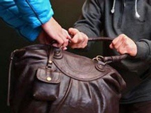 Вечером в Керчи у женщины отобрали сумку
