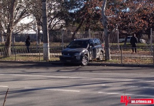 Девушка за рулем снесла забор больницы в центре Симферополя