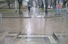 Дождь затопил улицы Симферополя
