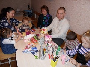 Симферопольских детей с инвалидностью учат делать кукол