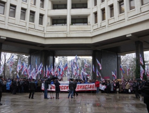Перед зданием крымского парламента прошёл митинг в поддержку власти