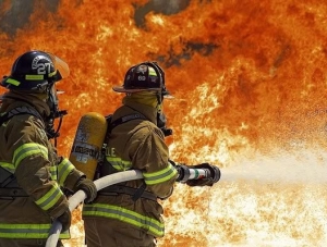 В Сакском районе из горящего дома вытащили женщину