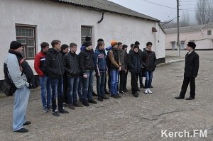 Школьники Керчи посетили морских пограничников