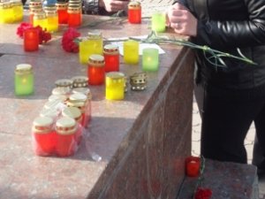 В память погибших милиционеров-крымчан зажгли свечи (фото)