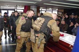 В Столице Крыма простились с крымскими правоохранителями, погибшими во время массовых беспорядков в Киеве