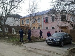 В один из домов Симферополя нагрянул УБОП и саперы