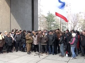 За присоединение Крыма к России выступили порядка тысячи крымчан у стен парламента автономии