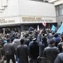 Протестующие в Симферополе пытались штурмовать здание парламента