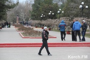 У памятника Шевченко в Керчи установили флаг Крыма