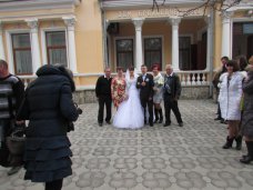 В Столице Крыма полным ходом идут свадьбы