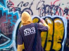Жителя Керчи задержали за граффити на заборе