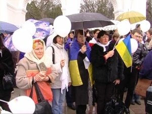 Крымчане вышили на митинг против войны