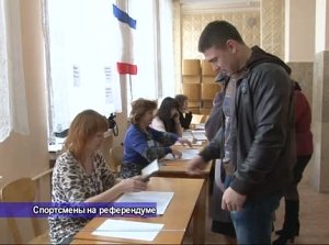 Крымские спортсмены Артем Тайнов и Валерия Мара пришли на референдум и выполнили свой гражданский долг