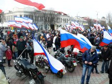 В Столице Крыма проводят митинг в поддержку референдума