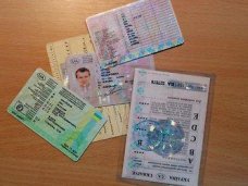 Крымские водители смогут ездить по украинским удостоверениям до конца года