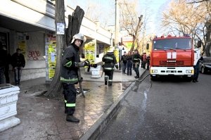 Пожарные потушили горящее дерево в центре Севастополя