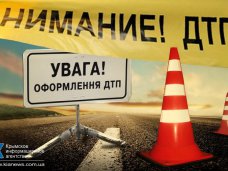 В Крыму при столкновении автомобиля с деревом погиб человек