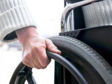 Двум инвалидам в Алуште вручили средства реабилитации