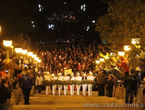 Вчера в Керчи прошло факельное шествие