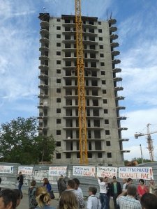 В Севастополе будущие жильцы скандальной 16-этажки устроили пикет