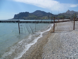 В Крыму начали сносить нарушающие закон заборы на побережье