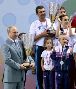 Путин наградил керченскую многодетную семью