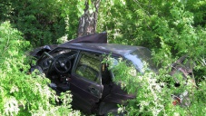 На трассе в Крыму погиб пассажир врезавшейся в дерево машины