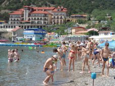 На пляжах курортных поселков Крыма растет число туристов