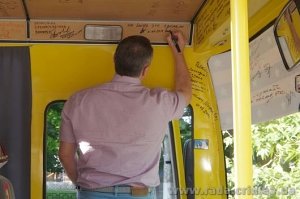 Владимир Константинов оставил памятную надпись в автобусе Народного ополчения Крыма