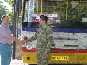 Спикер Крыма расписался в автобусе самообороны