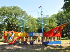 В парке Симферополя установили новую игровую площадку