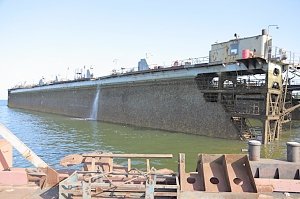 На Керченском судоремонтном заводе из под воды подняли затонувший док
