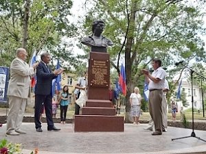 Бюст Высоцкого открыли в Столице Крыма в день памяти поэта