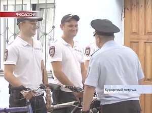 В курортной Феодосии общественный порядок в прибрежной зоне охраняет велопатруль полиции